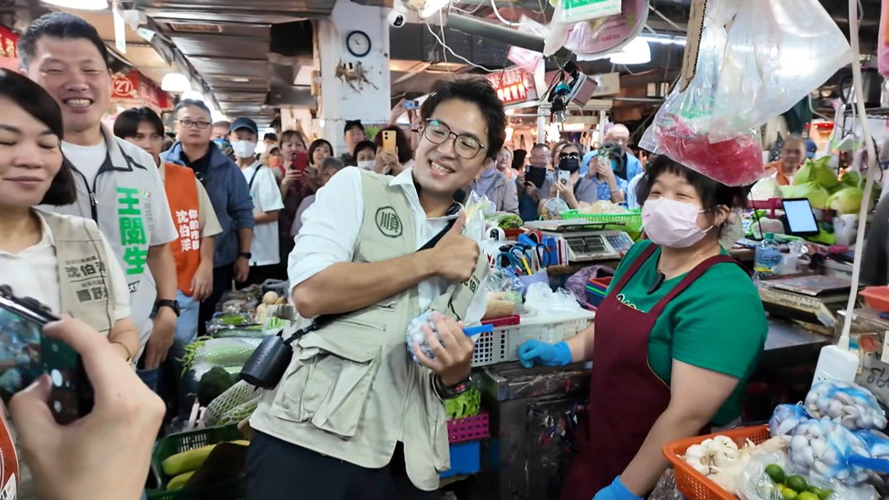 文山區掃街遇阿嬤暈倒　沈伯洋秒中斷採訪上前關切