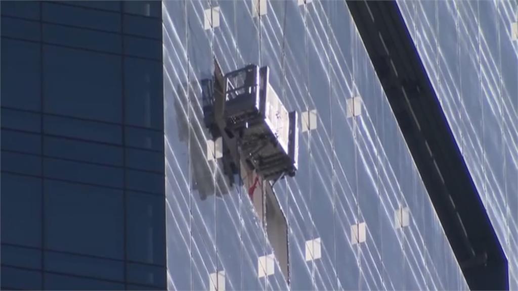 險！紐約摩天大樓吊籃故障　清潔玻璃工人受困78樓外牆