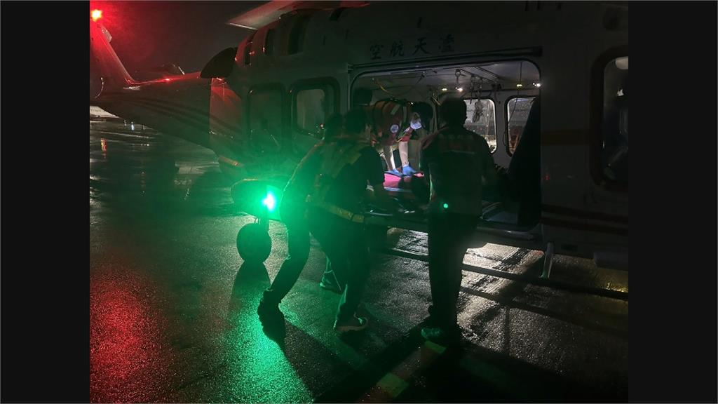 澎湖雷雨不斷救人要緊　醫療直升機後送病患搶命