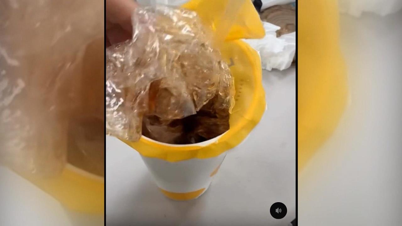 又爆食安！手搖飲裡驚見塑膠袋　業者回應「不可能」　衛生局稽查