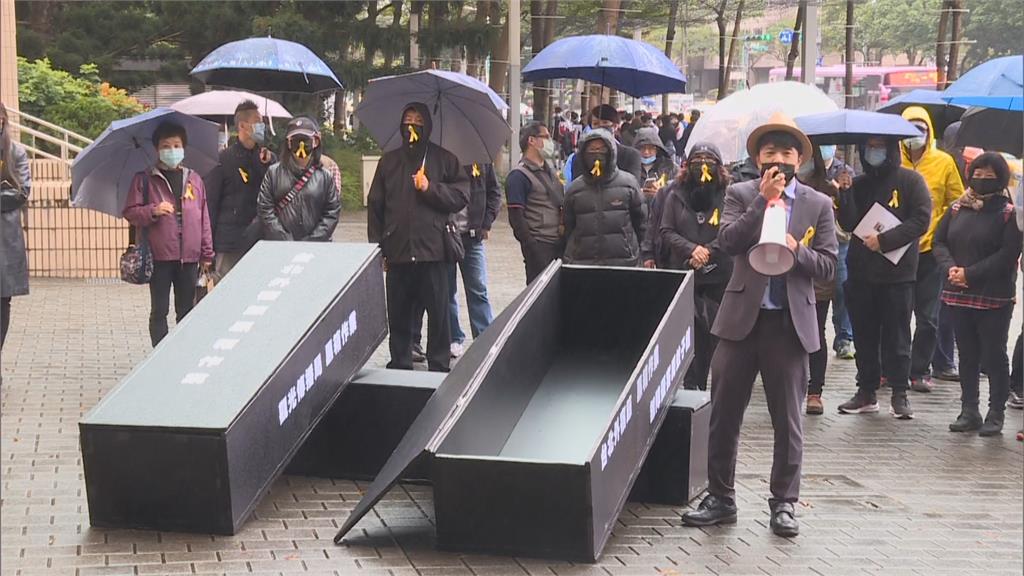 快新聞／七成旅宿業者控未獲國旅補助款 搬「黑棺」赴北市府抗議