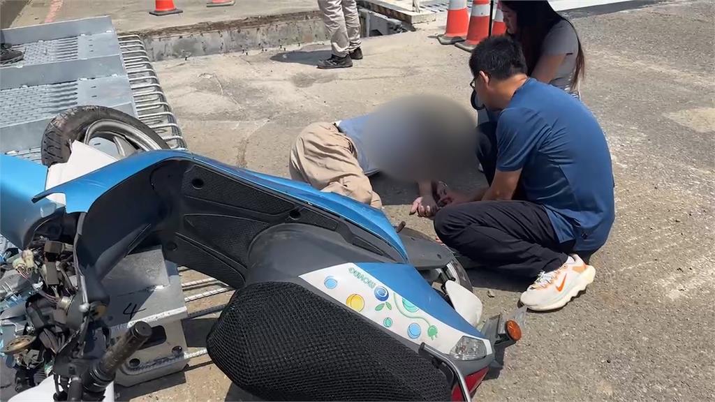 桃園七旬騎士闖入施工封閉車道　撞上凹洞當場翻車、人陷昏迷
