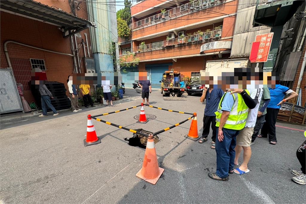 快新聞／新北新莊化成路驚現「天坑」！　疑污水管破裂沖刷地基