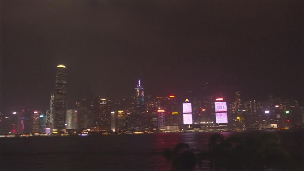 維港旁豎立20公尺高耶誕樹　高樓點燈輝映