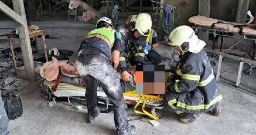 彰化飼料廠工安意外！男員工慘摔「右腳卡機具」命危送醫搶救