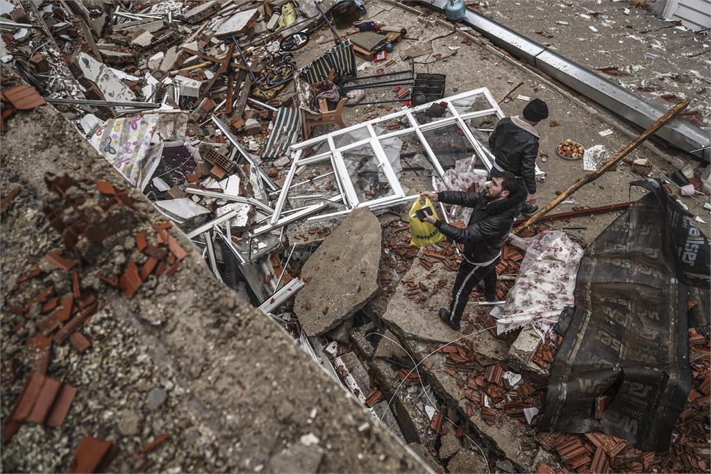 快新聞／土耳其7.8強震！　民眾錄下多棟建築物倒塌震懾畫面曝