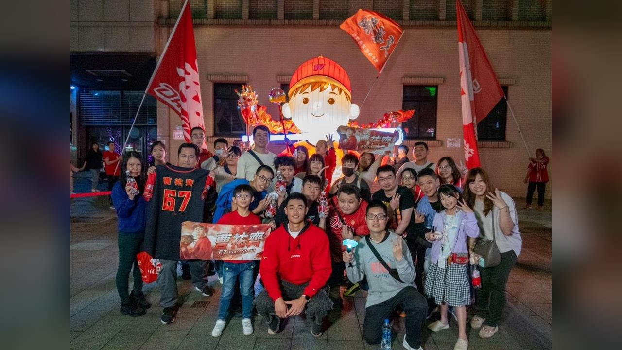 棒球熱潮再起！味全龍《奔龍而上》人氣湧現　小龍女馬妹現身燈節現場