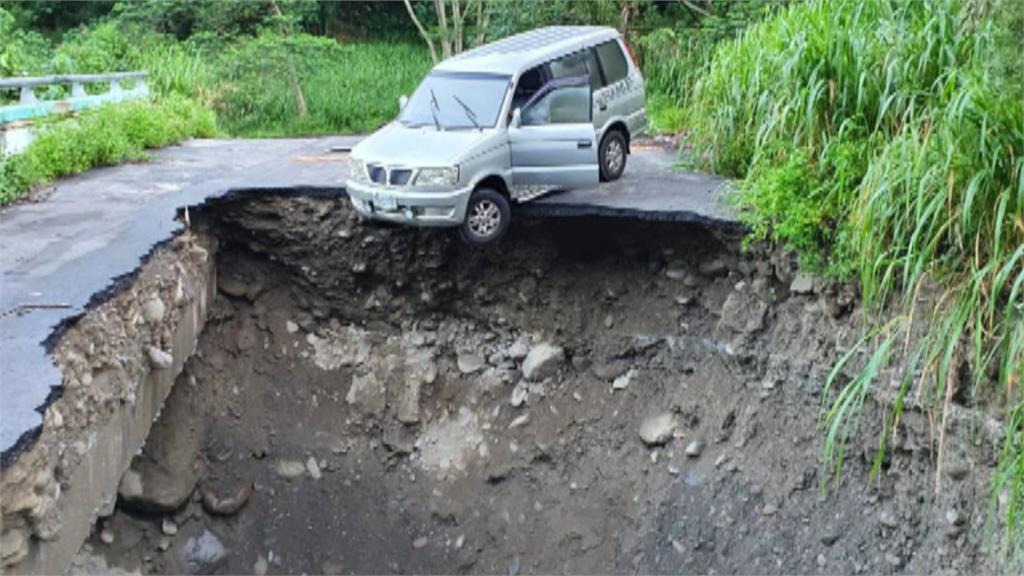 阿里山山美舊橋前驚見天坑　車卡洞口險掉入