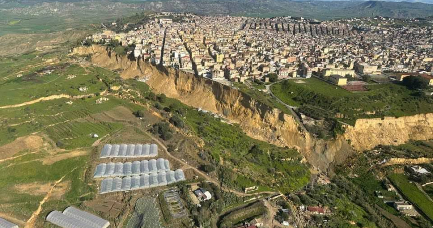 颶風重創義大利南部！西西里山城崩塌4公里　「民宅掛懸崖」驚悚畫面曝