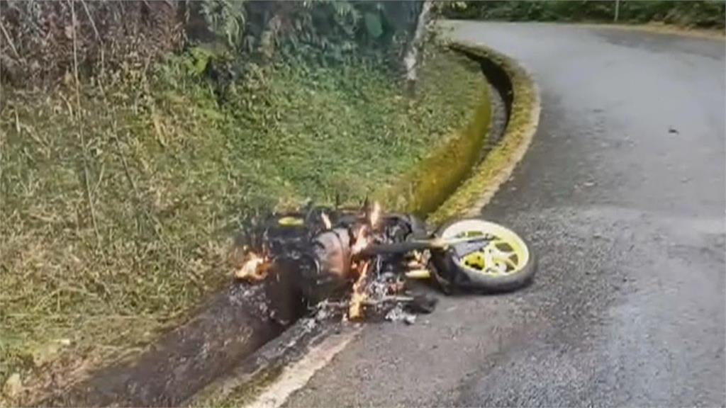 騎士下山「過彎打滑」撞對向車　機車噴飛掉水溝　燒成廢鐵