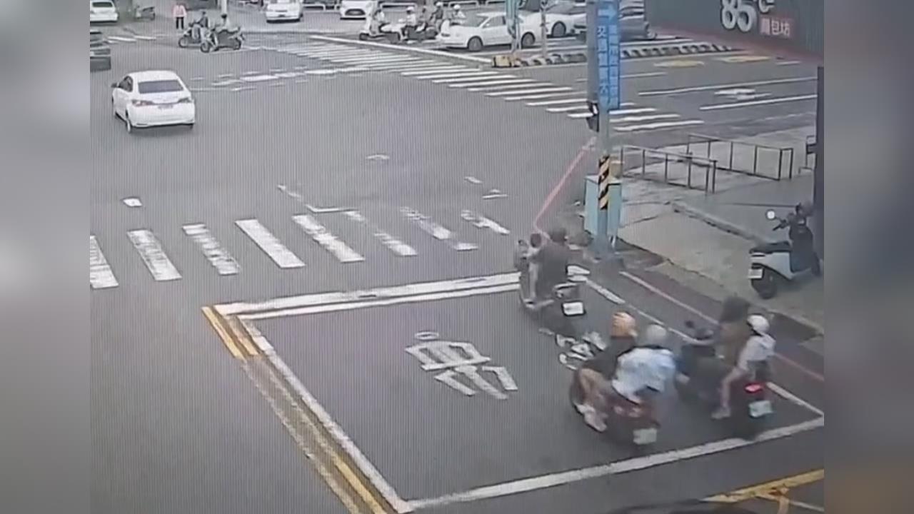危險！騎士載２歲童上路　童放大腿上「沒戴安全帽」挨罰