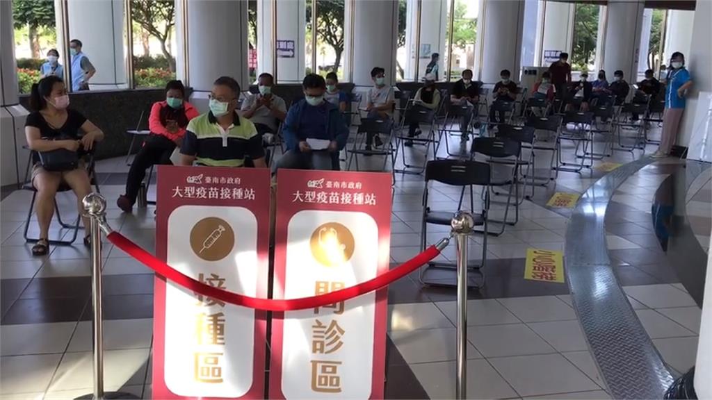 台南市議會變身接種站　民眾：有冷氣吹很舒服
