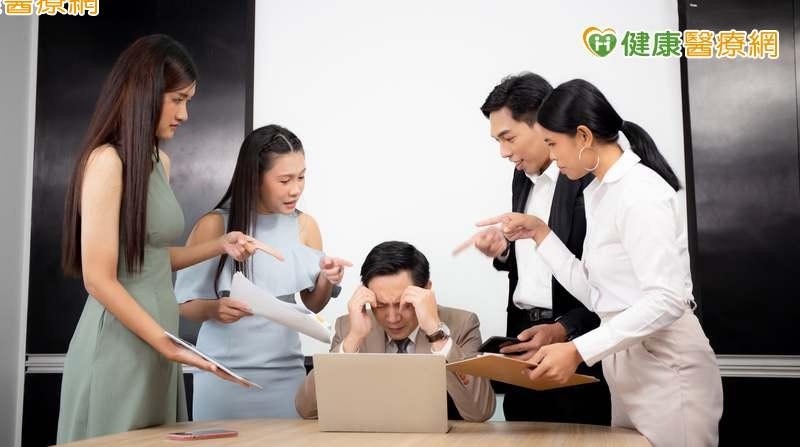 職場「黑羊效應」自救術！心理師授「5招」應對