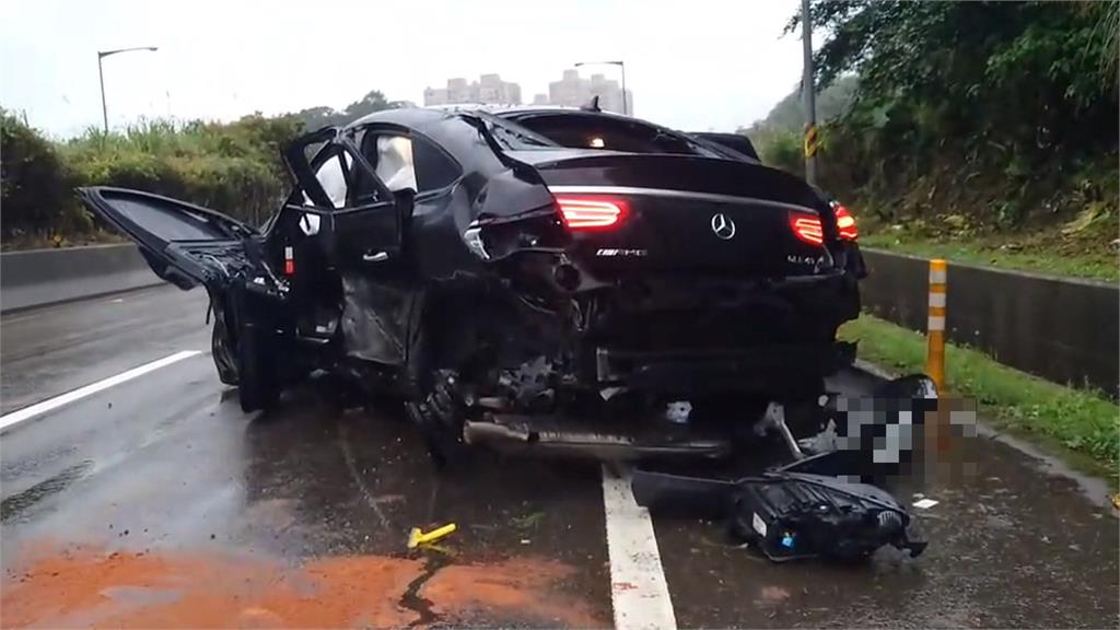 休旅車自撞護欄釀一死！　三人拋飛車外、男子受傷酒測值1.2
