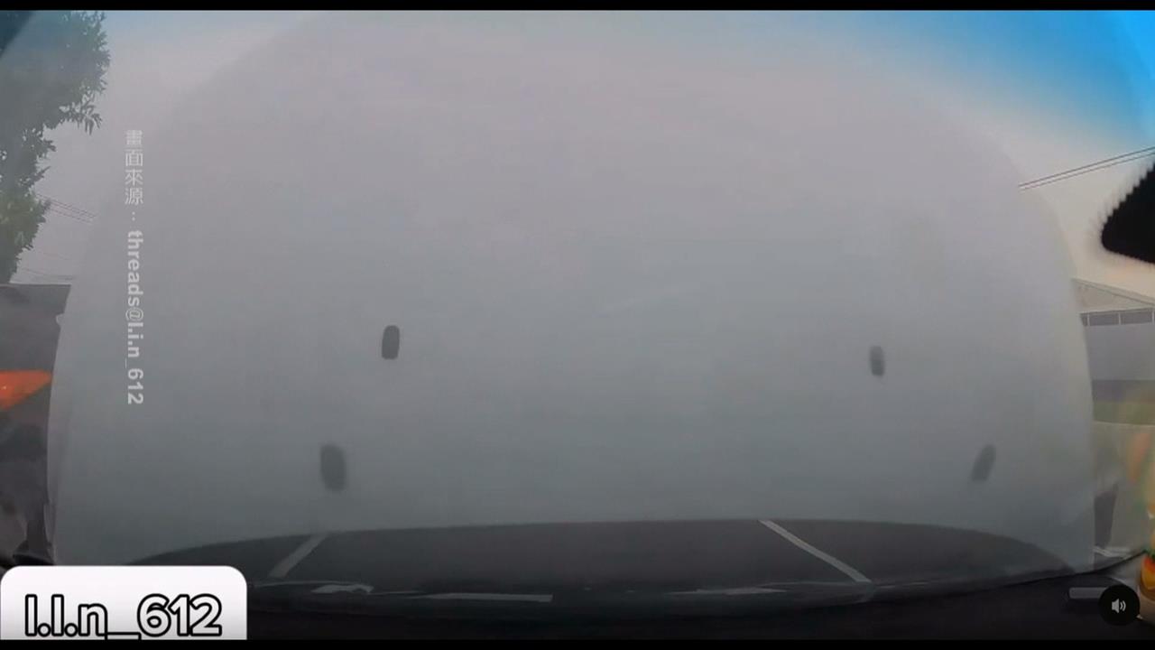 驚悚瞬間！車開到一半「引擎蓋掀起」　瞬間擋住視線　玻璃碎裂噴濺