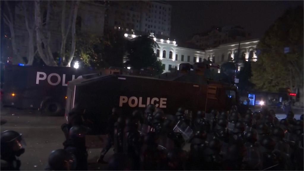 喬治亞警民衝突DAY4！　抗議民眾發射煙火、警方噴水柱鎮壓