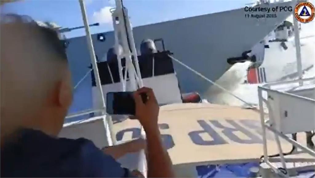 快新聞／惡國該敗！中海警船追逐菲軍艦　下秒撞上自家人GG了...