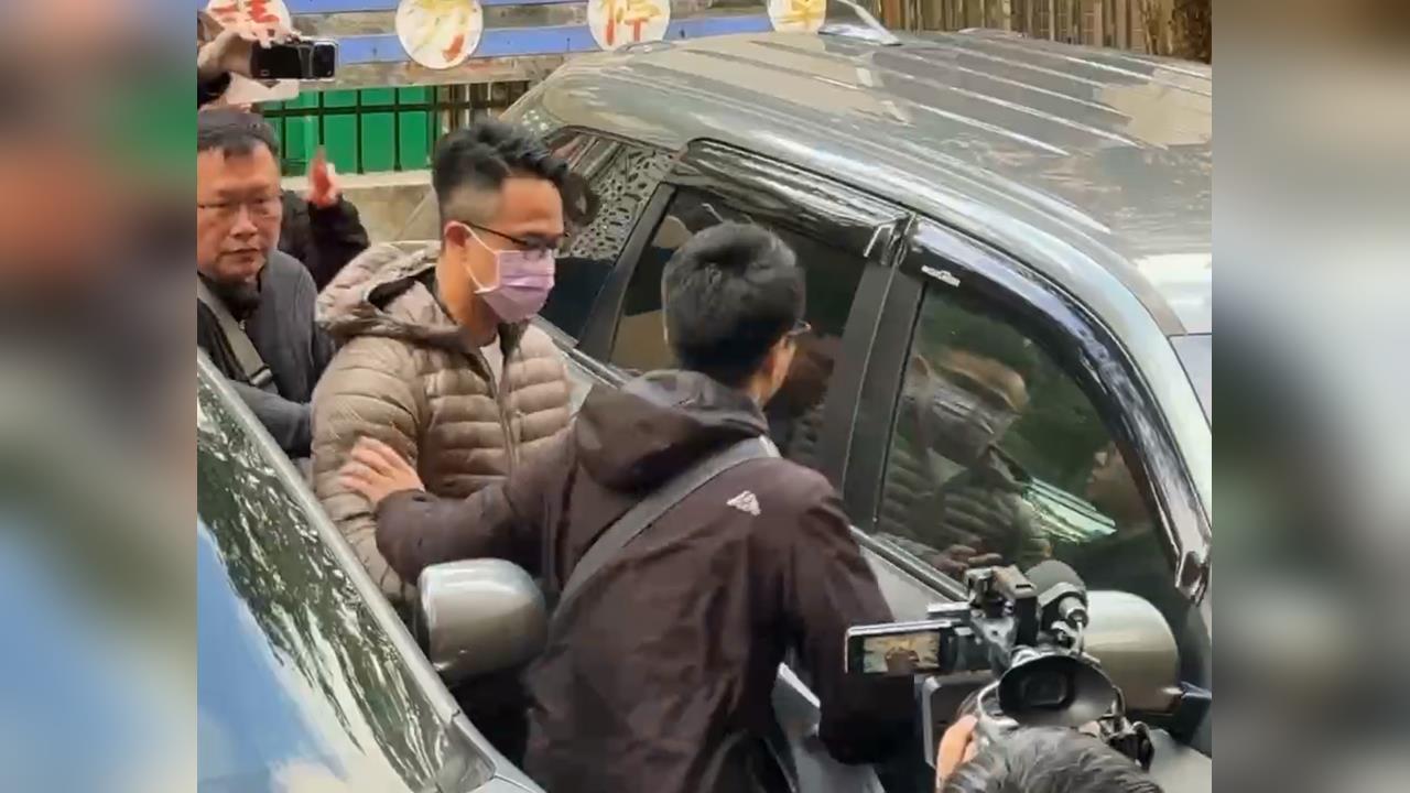 模型槍調包真槍遭聲押！　保二警移送北檢狂奔衝撞媒體