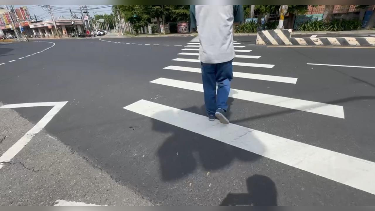 行人地獄引公憤！學生斑馬線罰站　「連續5車沒停讓」警將開罰最重6000