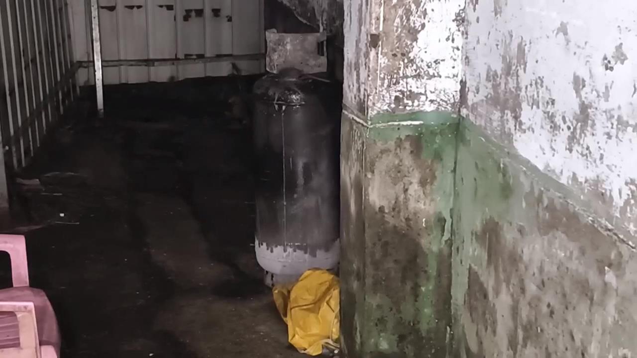 火勢猛烈、爆炸聲！　高雄民宅凌晨大火　7旬婦倒臥房間不幸喪命