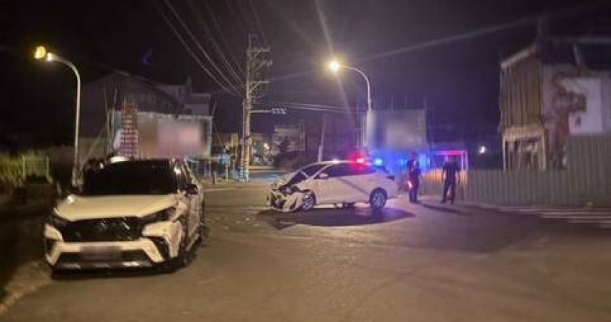 深夜巨響驚醒村莊！宜蘭2白車路口猛撞4人送醫　疑未減速釀禍