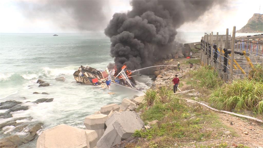 漁船擱淺斷兩截起火燒 船上7人平安獲救