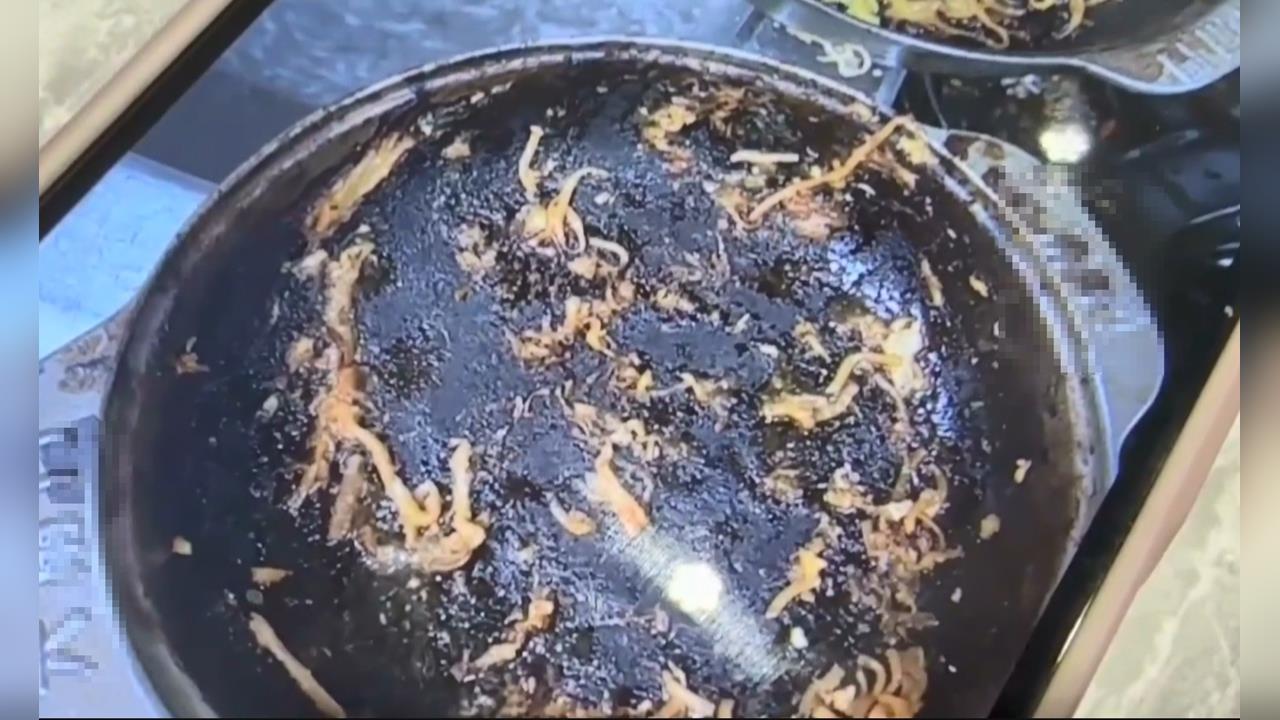 惡搞!火鍋店鍋子遭燒乾「焦黑全毀」 4高中生闖禍落跑被校方抓回店裡道歉