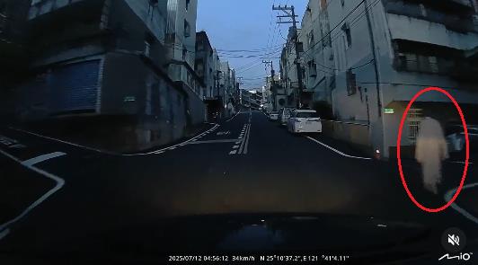 清晨開車撞見「白袍無頭人」詭異遊走！駭人畫面流出網抖爆：到底是什麼？