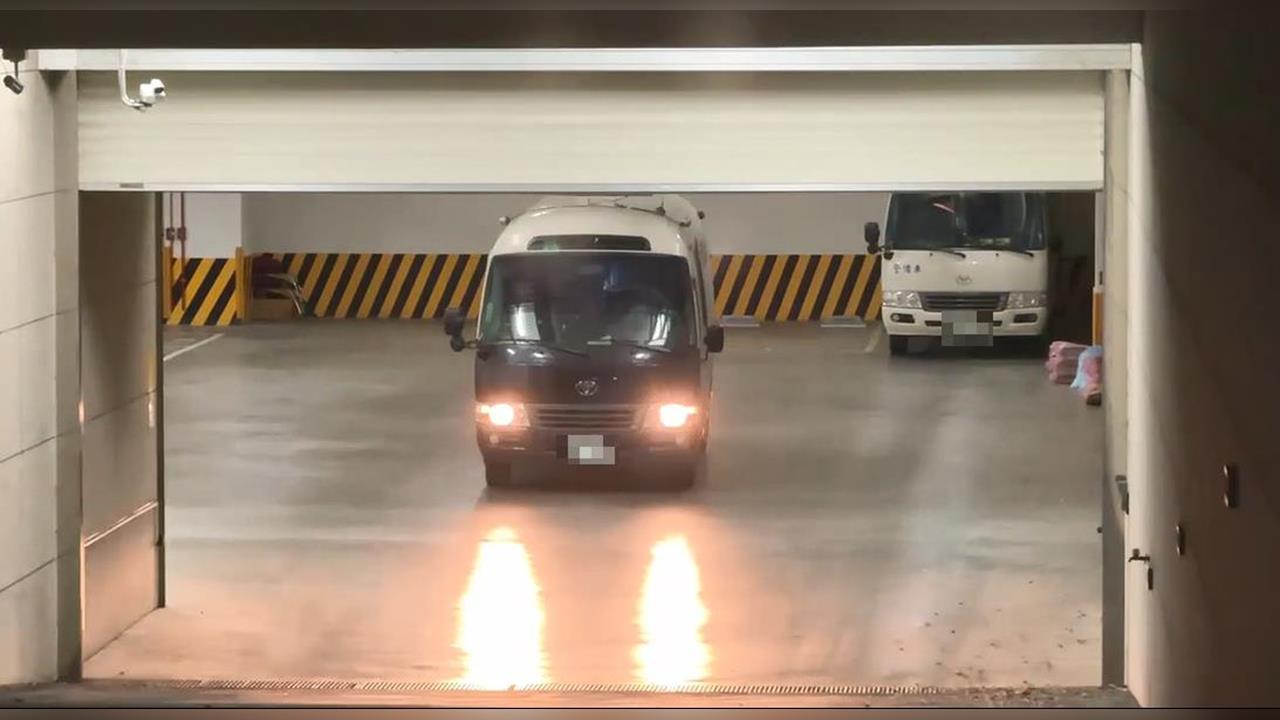 最新／涉幫中國買通現役軍人　《中天》主播林宸佑晚間被押往看守所囚車畫面曝光