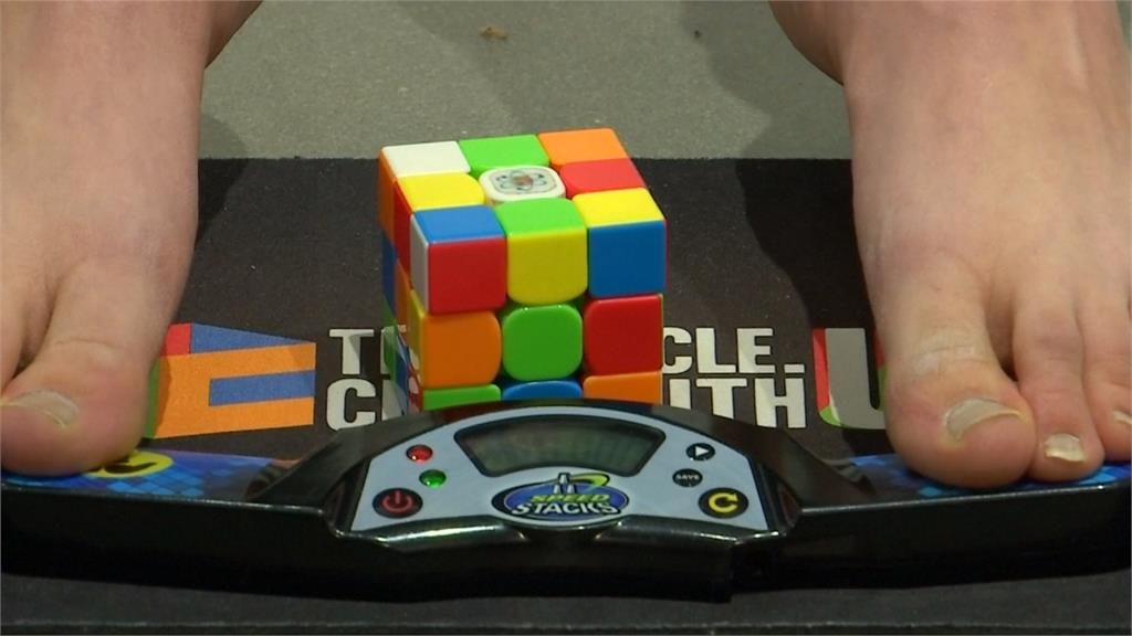 魔術方塊用「腳」玩 16歲少年創世界紀錄