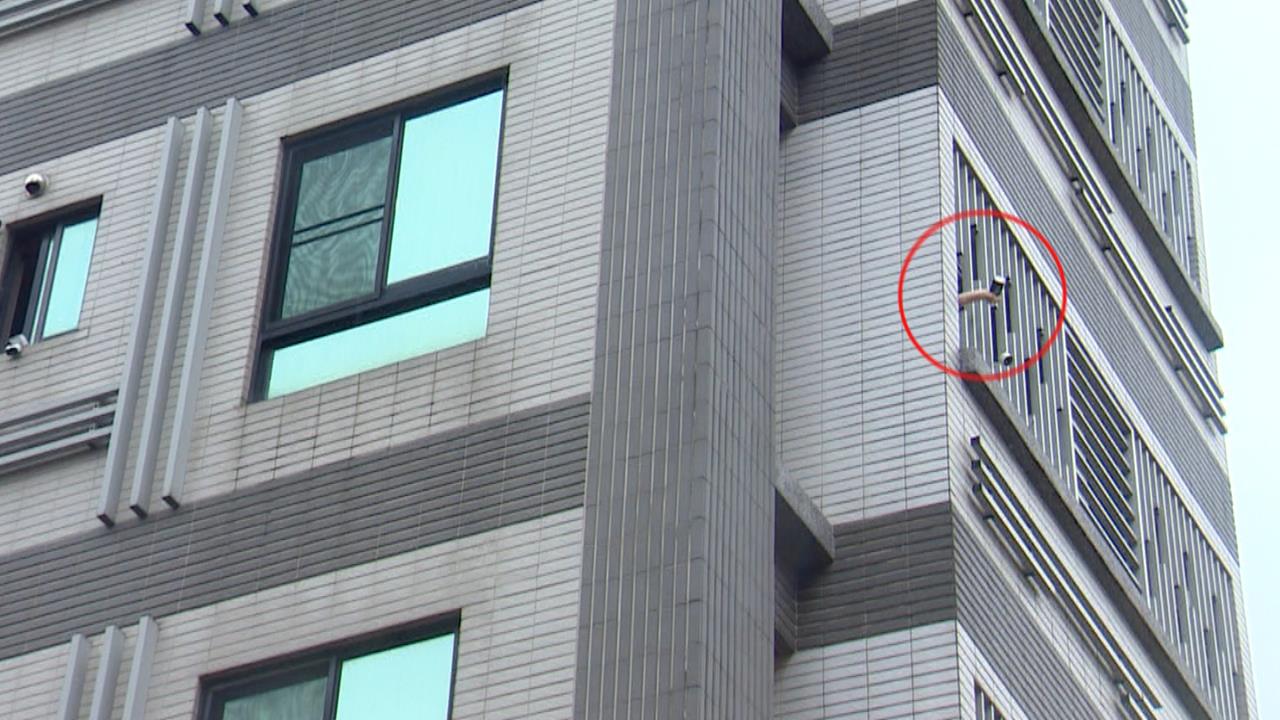 禍從天降！四樓住戶狂丟鋁罐　記者採訪險被砸中