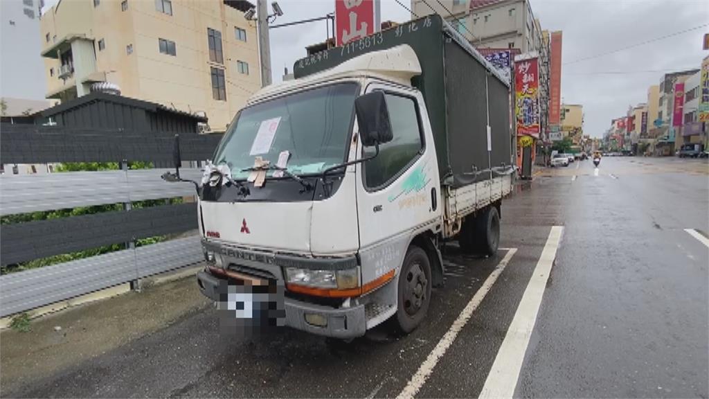 狂！這台車一停五年都沒動　雨刷被繳費單夾爆