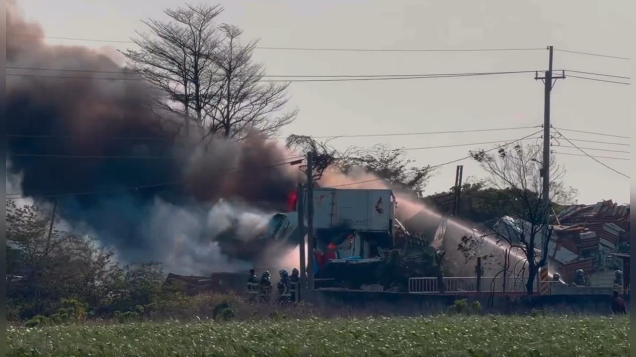 快新聞／雲林資源回收場大火！黑煙竄天「伴爆炸聲」　驚悚畫面曝光