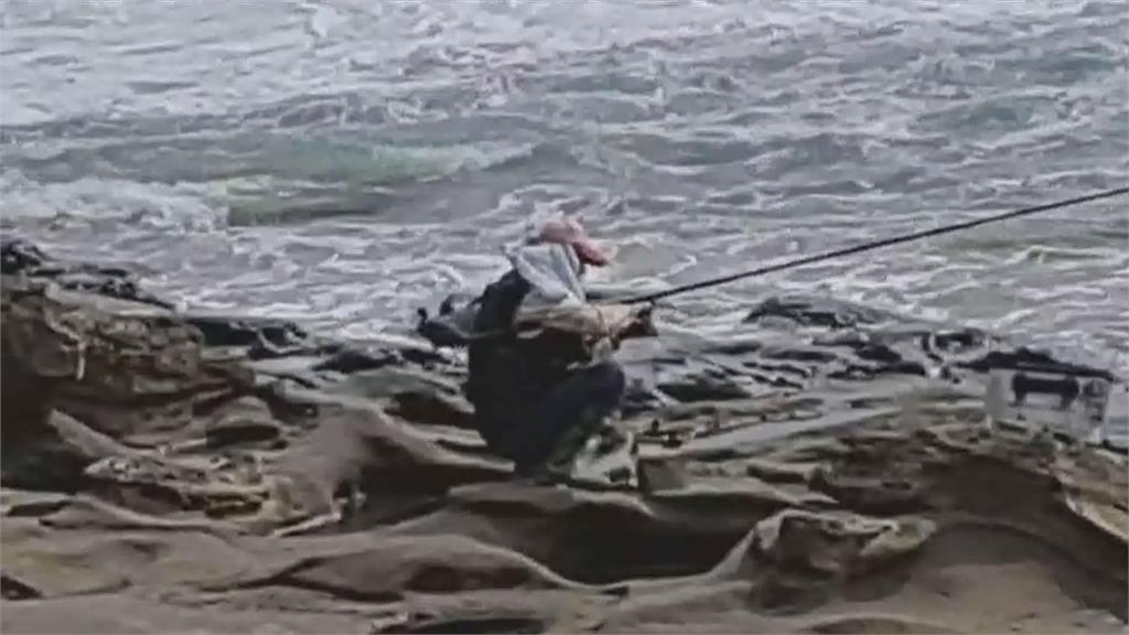 象鼻岩找釣點遭浪捲走 2釣客落海失蹤仍未尋獲