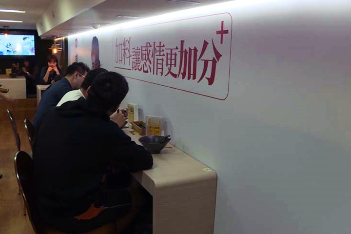 搶攻快煮麵市場 行動麵車現點現煮免費吃