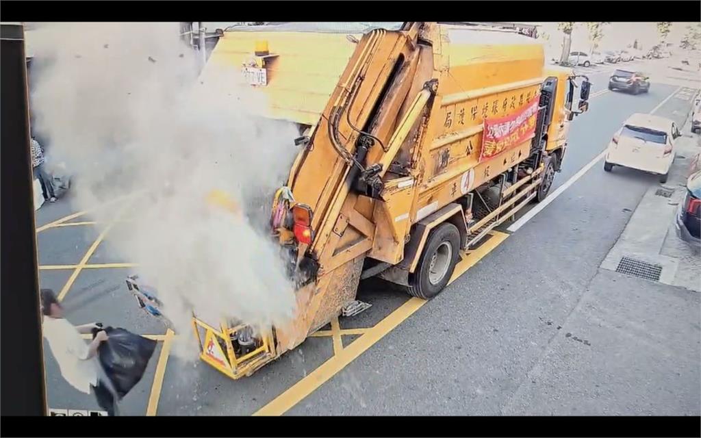 誰這麼沒良心？整袋香灰丟垃圾車　清潔隊員慘遭「活埋」
