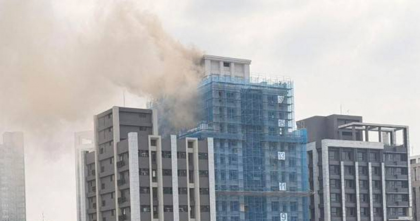 蘆洲18樓建案驚爆火警!濃煙狂竄直衝頂樓 5工人驚險脫困
