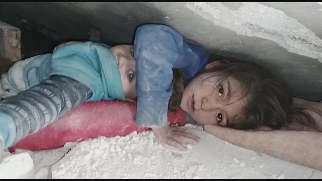 敘利亞母親斷氣前拚命產子　瓦礫堆中救出新生兒「臍帶還相連」
