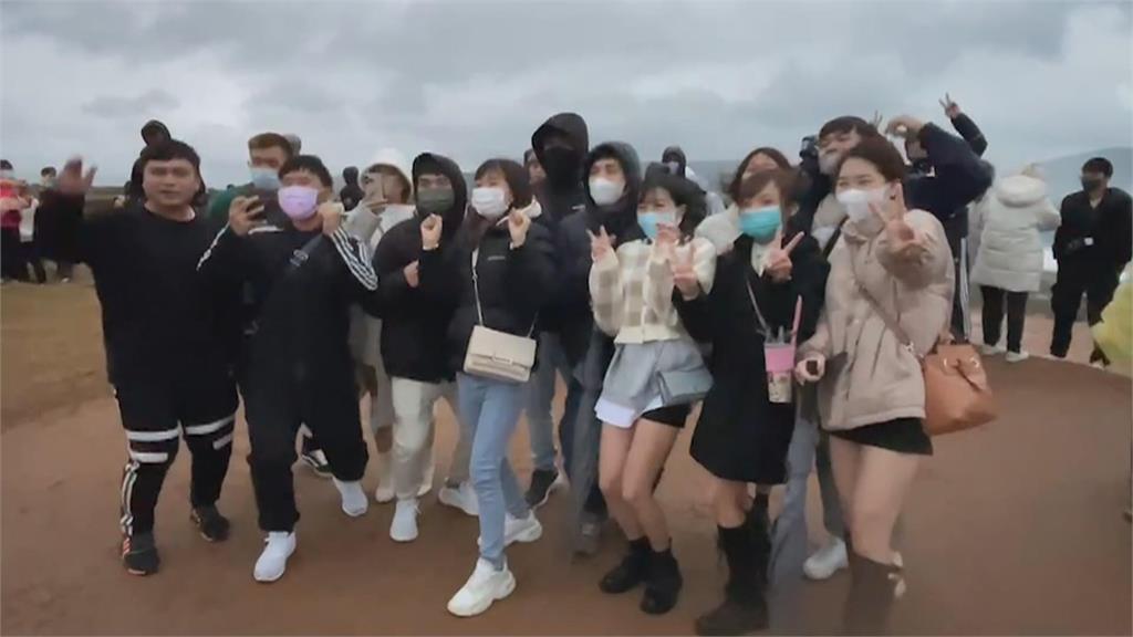 不畏落山風！　2千人聚集龍磐公園迎2023新年曙光