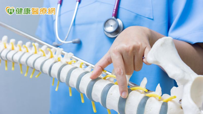 67歲男勇敢再戰脊椎手術! 「3D導航微創技術」讓他重獲行動自由
