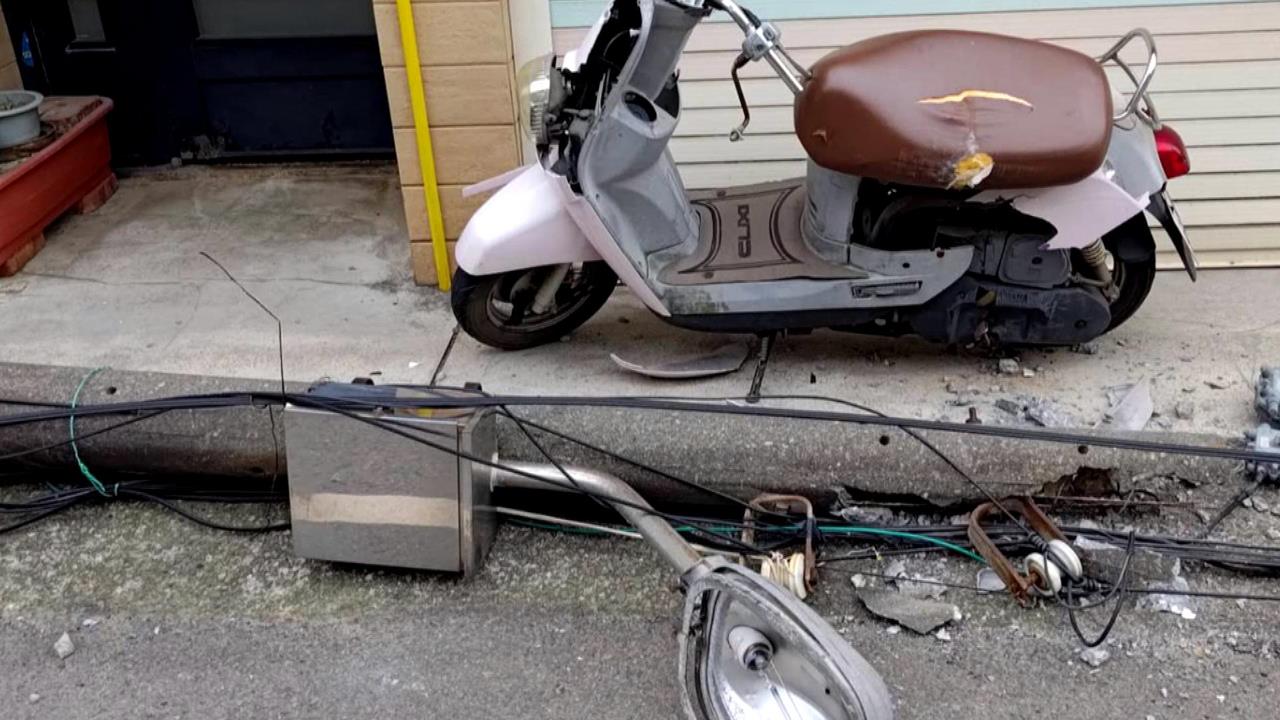 新竹吊車駕駛「忘做這件事」　勾倒整排10根路燈波及民宅、車輛