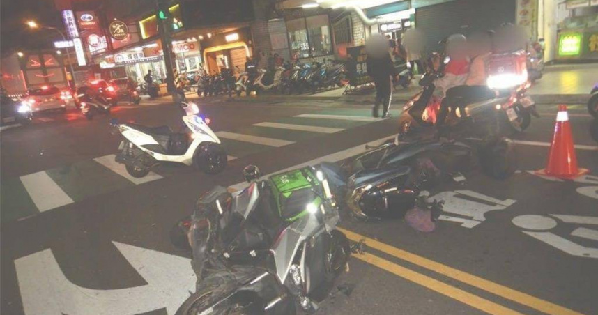 桃園八德路口驚險碰撞 UberEats外送員與機車駕駛互撞