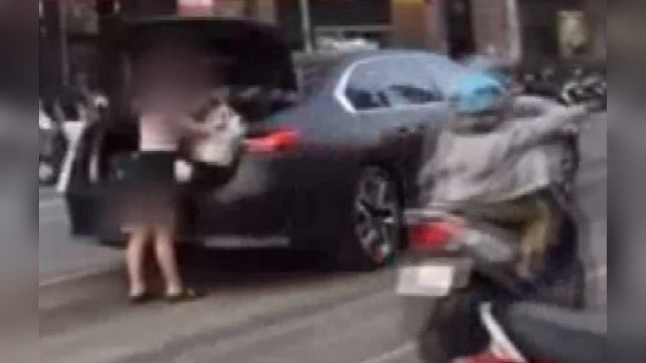 快新聞／馬路你家的？台中女開雙B停路中擋道　從從容容下車買手搖飲