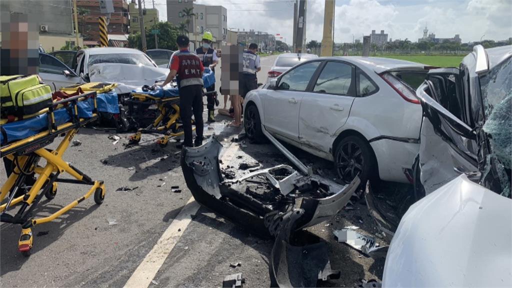 迴轉遭直行車攔腰撞上　警消緊急救援受困孕婦