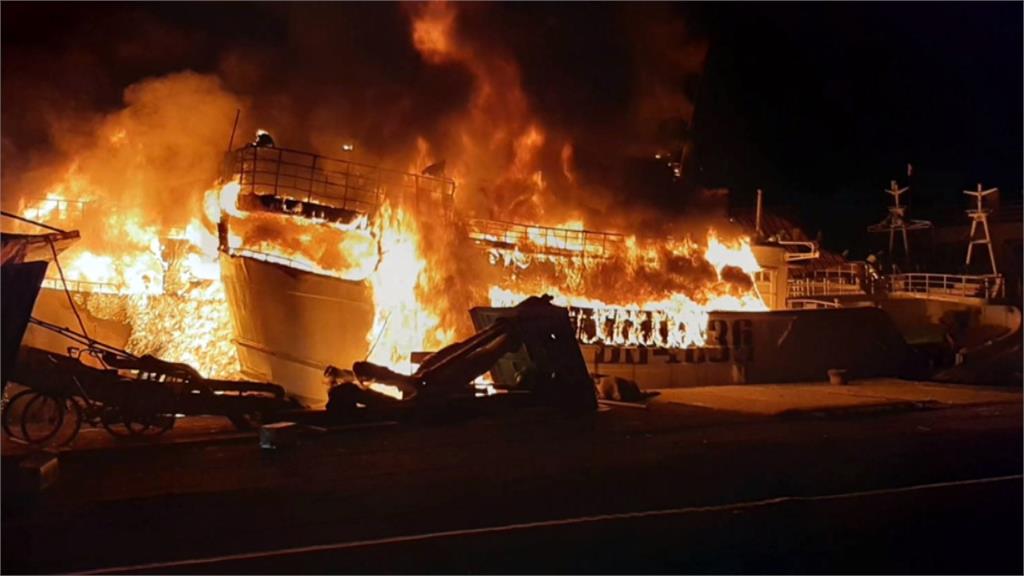 屏東鹽埔漁港又發生火燒船 琉球籍漁船突竄火延燒2船燒燬