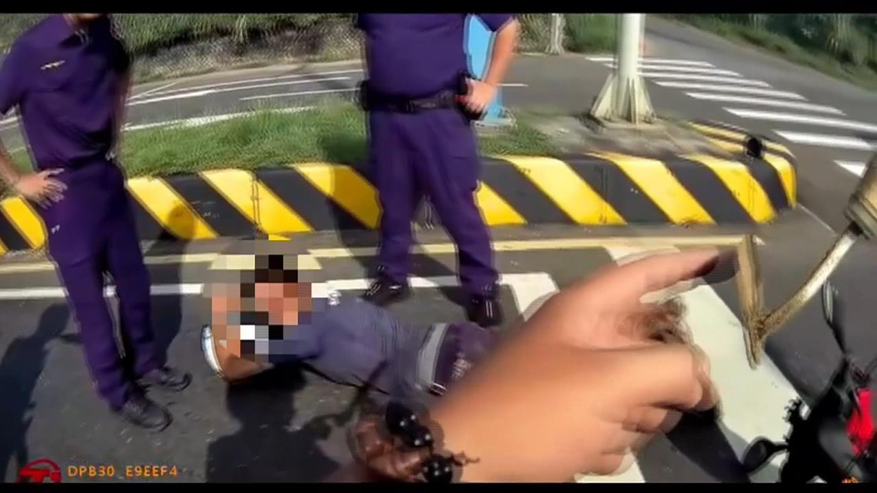 偷機車上山採筍！　警1秒拔鑰匙奪刀壓制男求饒「我哪敢砍你」