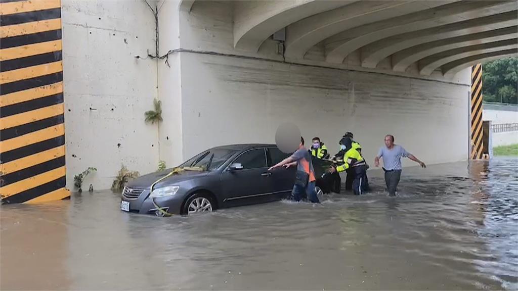 汽車拋錨受困地下道　警道路救援意外逮通緝犯