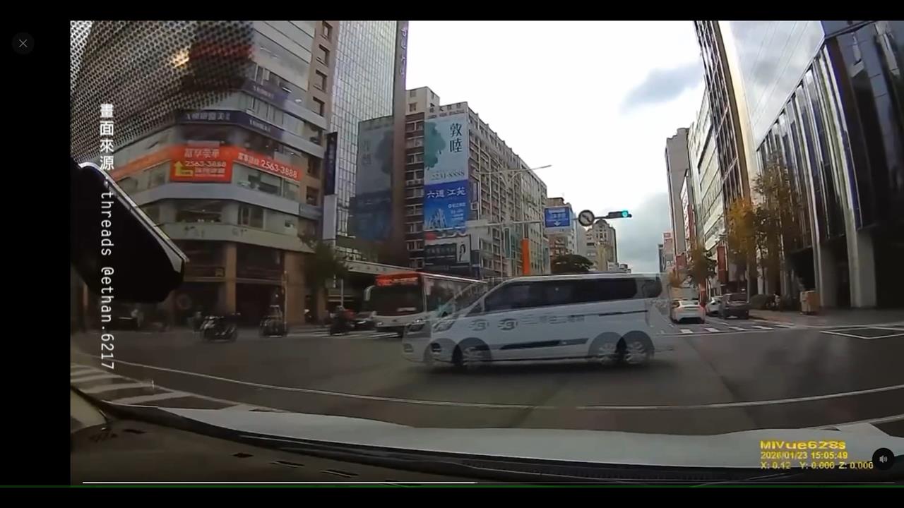 砰！三立電視採訪車「衝破銀行」　10人輕重傷其中3人一度進加護