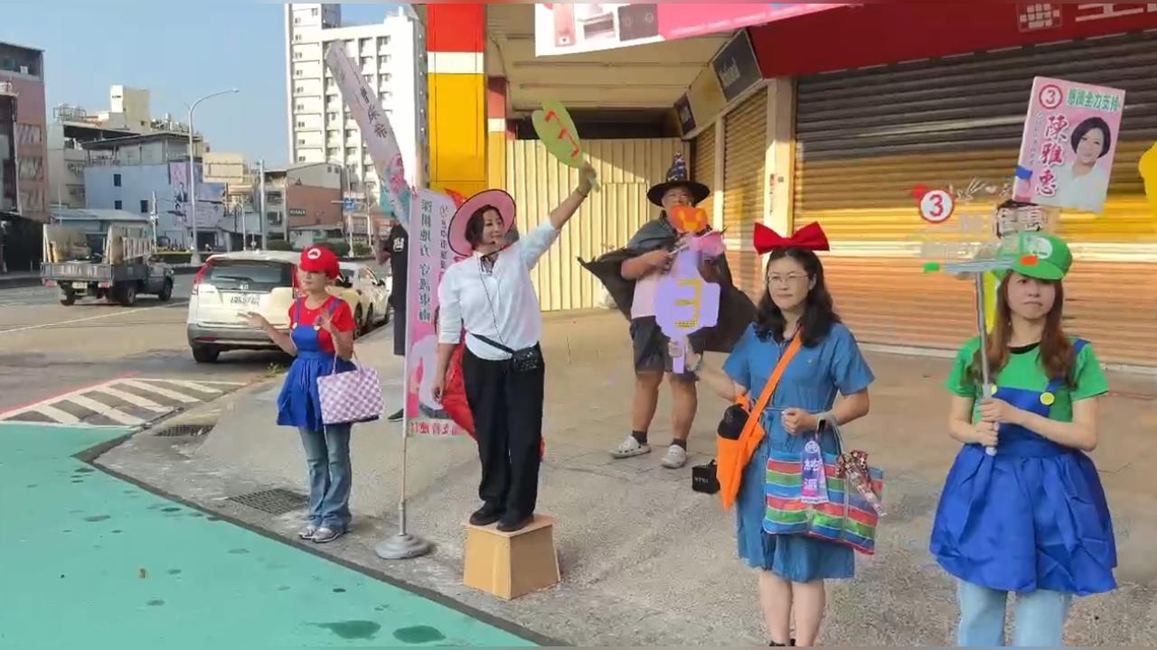 萬聖節拚選戰！　綠營議員陳雅惠化身魔法巫婆率團隊變裝拜票