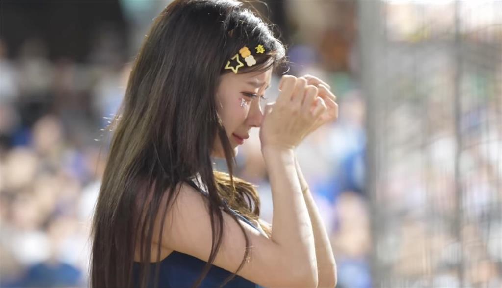 中職(影)／富邦悍將「AI女神」李珠珢在球場哭了！落淚竟是「這原因」